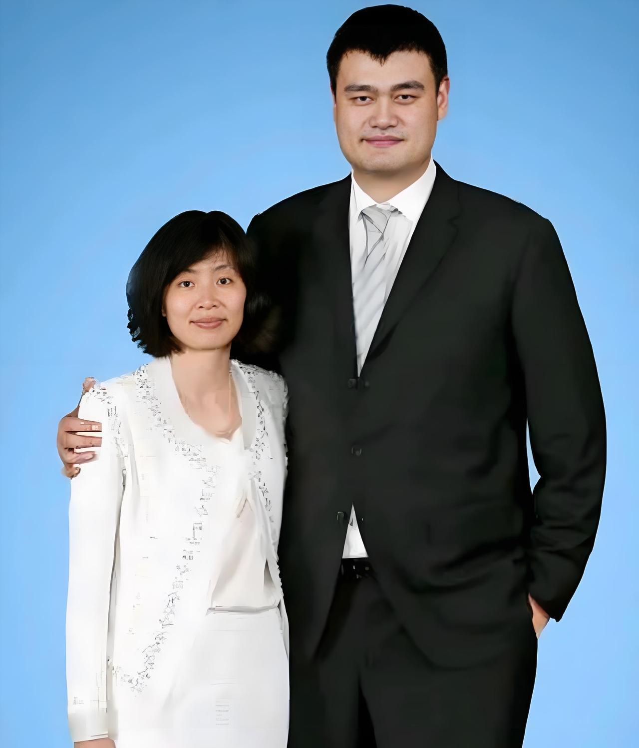 2007年叶莉嫁给姚明后，有媒体询问她嫁给两米多高，体重400斤的姚明是什么体验