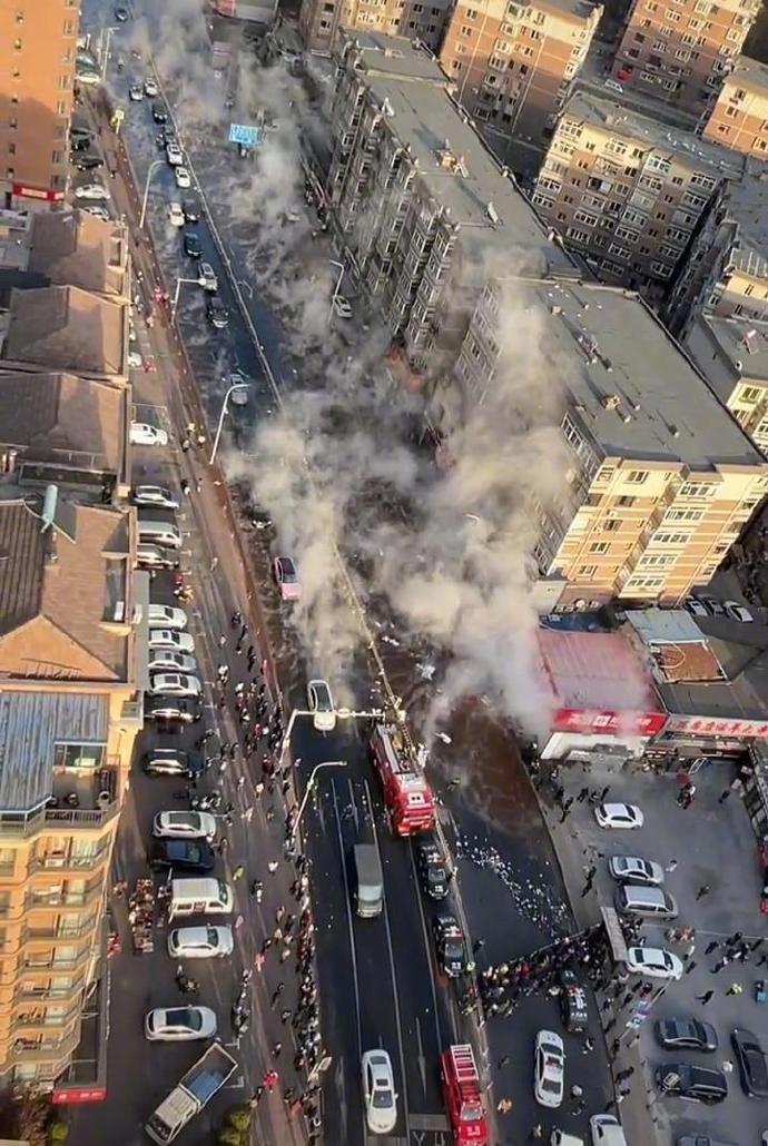 】多方回应药房门口主供热管道爆裂12月1日，有网友发视频称，大连市沙河口区一药房
