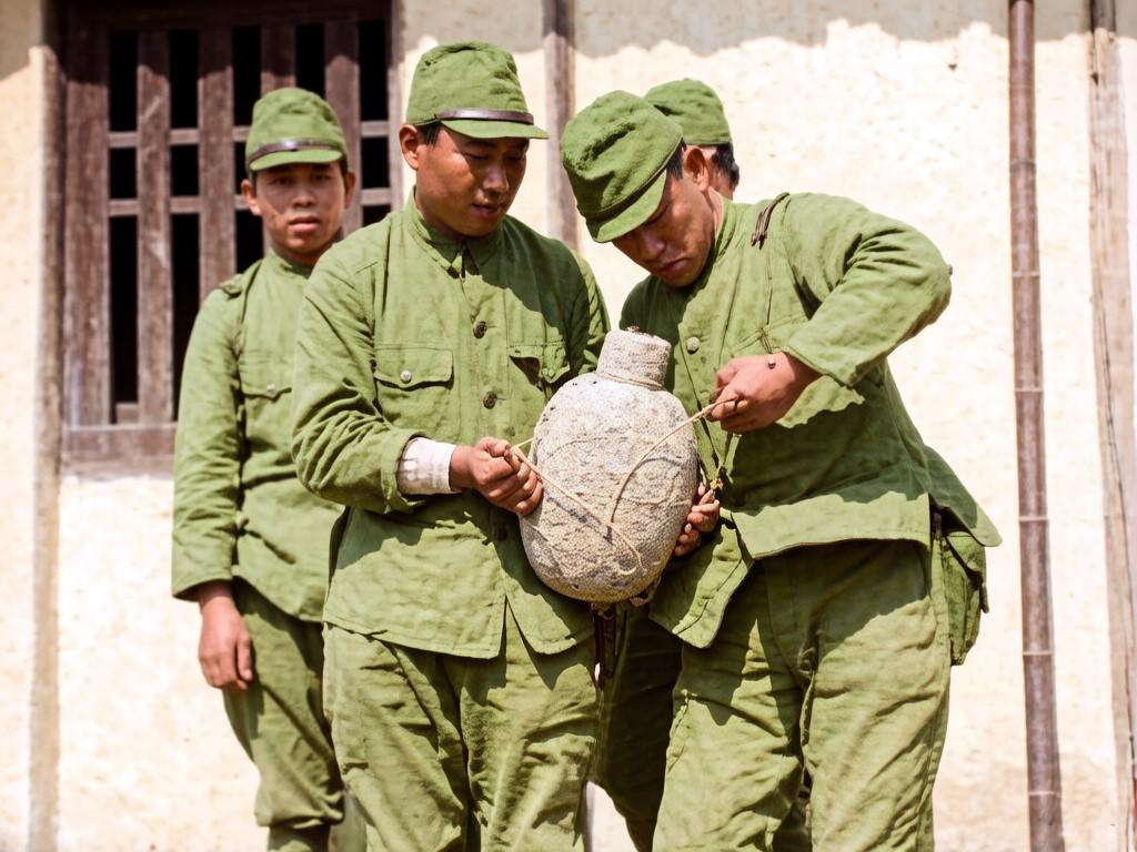 抗战时期，在晋察冀根据地的一个村庄里，几名日军士兵正围在一起，研究八路军游击队自