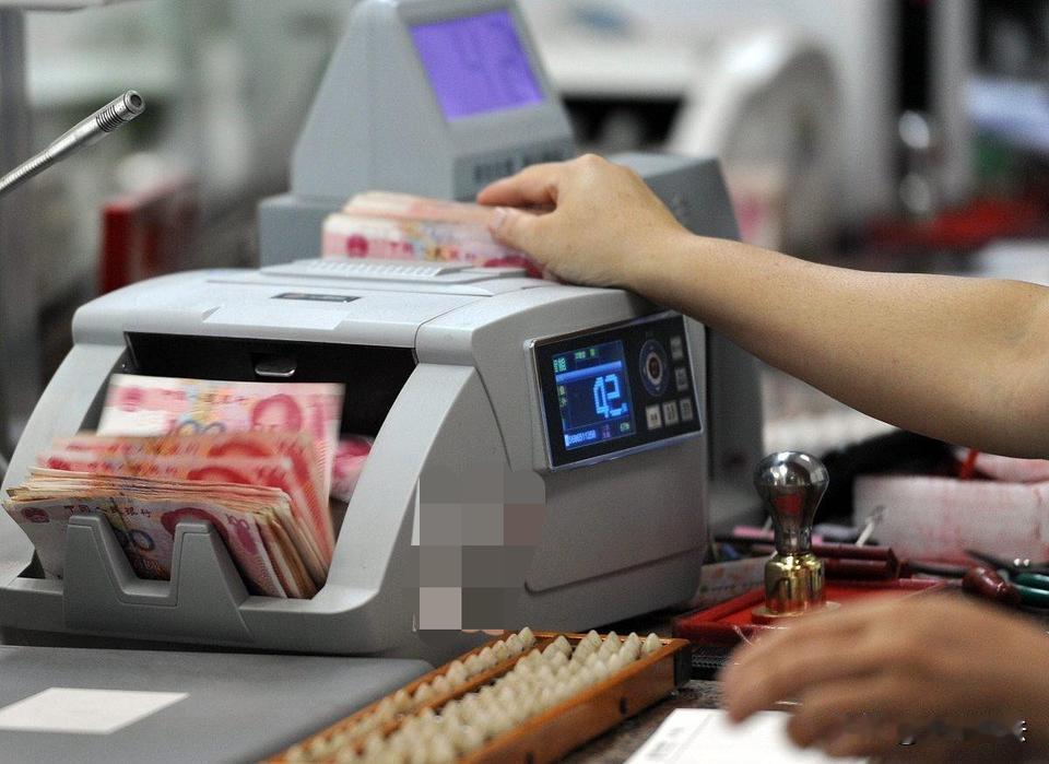 山东济南，一大妈同时办理了2笔5万元1年期定期存款，到期后前往银行取款时，却被银