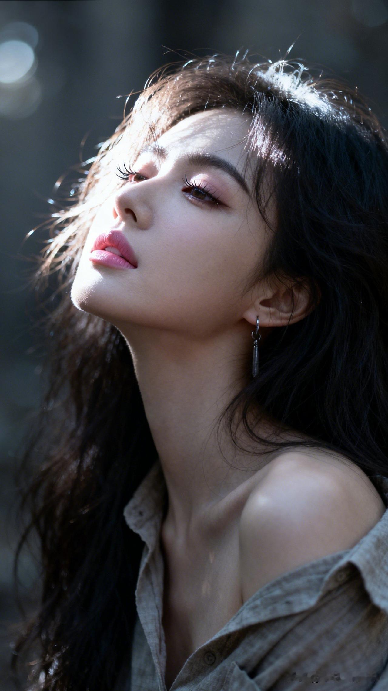 黑发如瀑，美人倚天。清雅脱俗的美到底长啥样？温柔甜美黑发少女，散发着优雅气质?