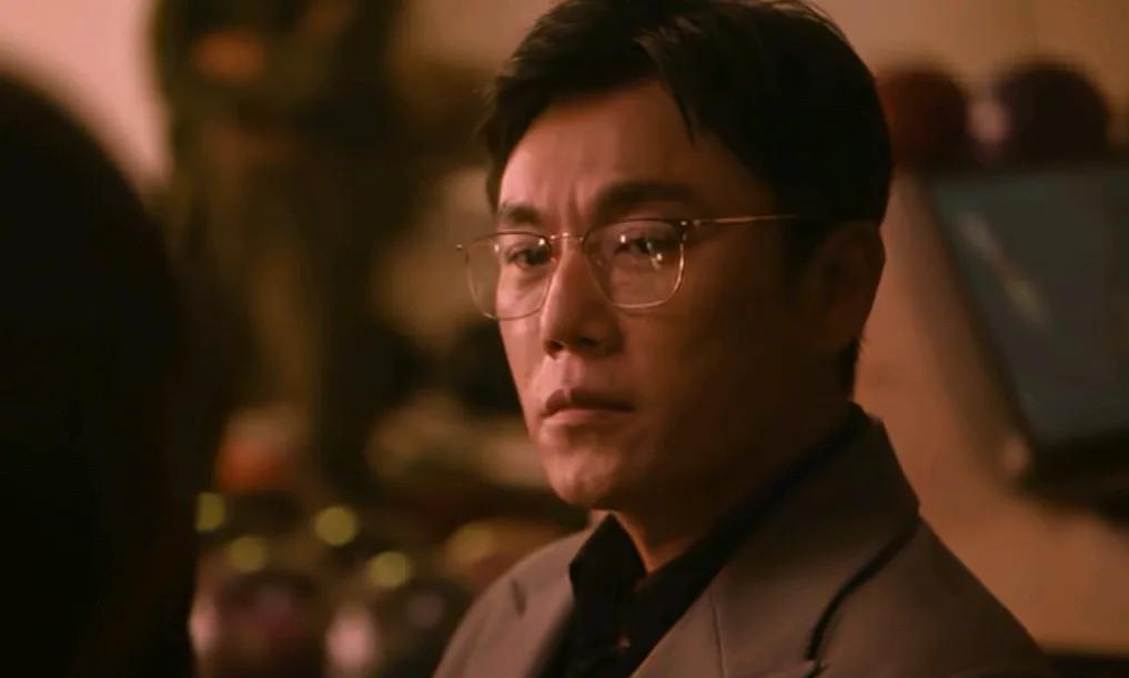 《扫毒风暴》，离开西港后两年后，卢少骅改名李木青，他在绿藤开了厂子，表面是个食品