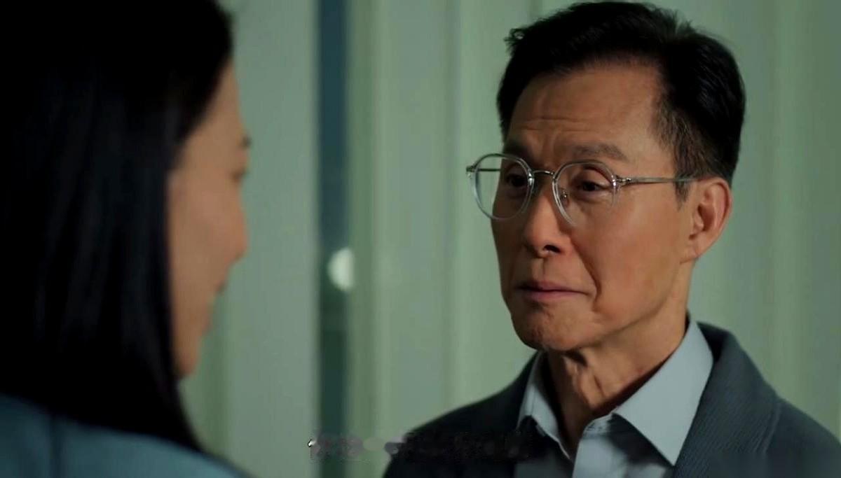 办公室里，冷气嘶嘶地往外冒，冻得人直打哆嗦。女同事推门进来，眼皮都没抬，张口就问