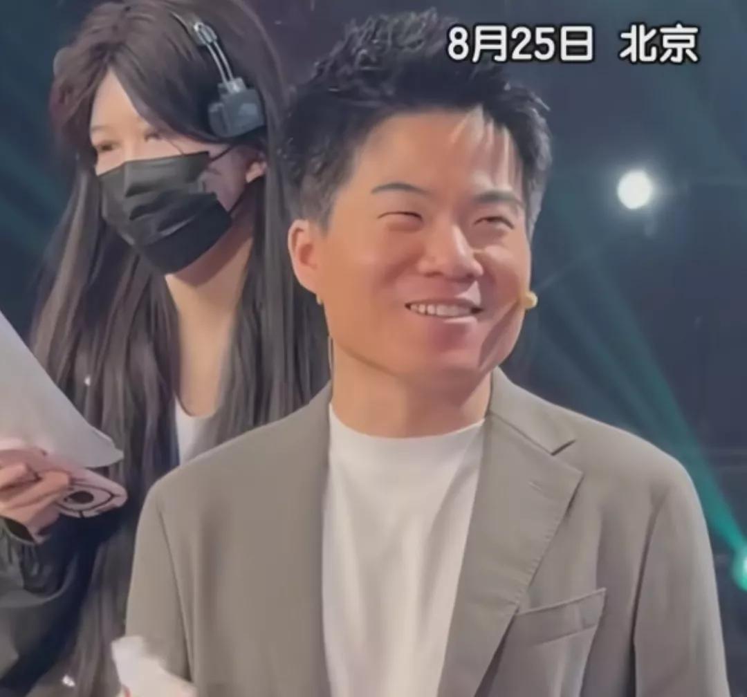 看把彪哥乐的，笑开了花。他看到了啥？这么开心。有朋友说，我老板出去打暑假工，