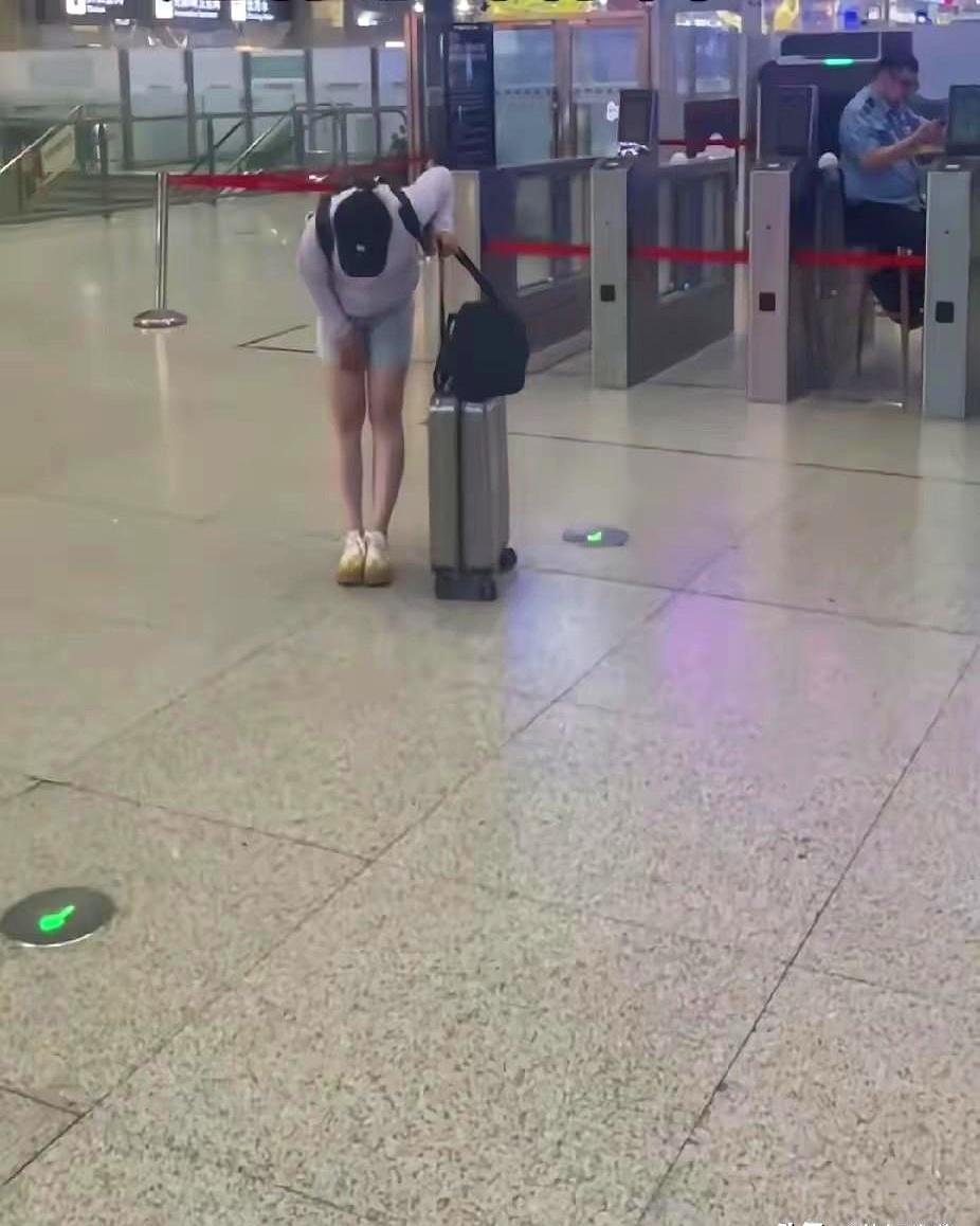 在辽宁的高铁站，报到季的人流涌动时，一个姑娘拖着箱子到闸口忽然停住，回身，朝远处