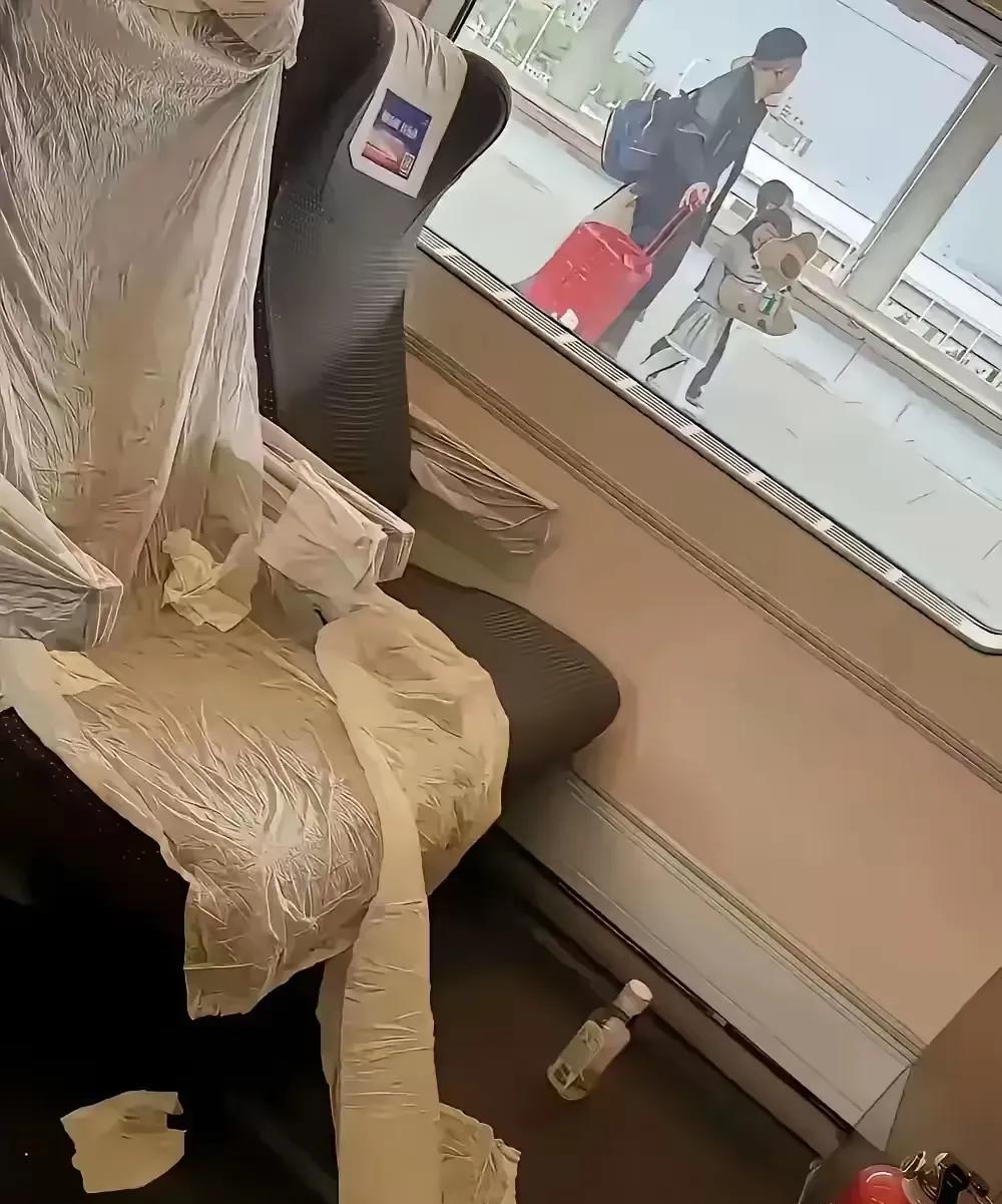 看到这一幕真是很无语吧！高铁列车上，本来座椅挺干净的，也很高档，但是有个别人还