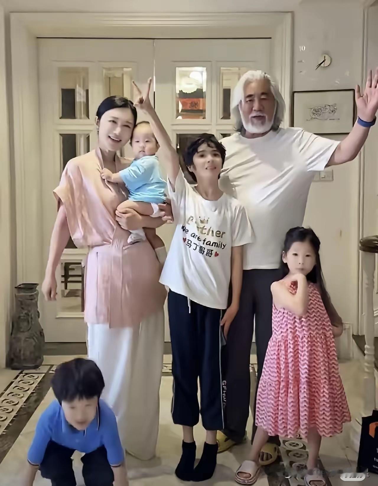 恭喜老张又要喜当爹了！张导的小老婆又怀了第五胎，看张导多贴心，带着怀孕的老婆出来