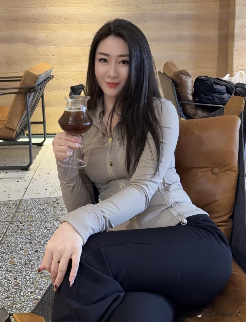 如何在穿搭中展现自己的独特魅力?什么样的女人才是智慧的女人你手机上保存的街拍