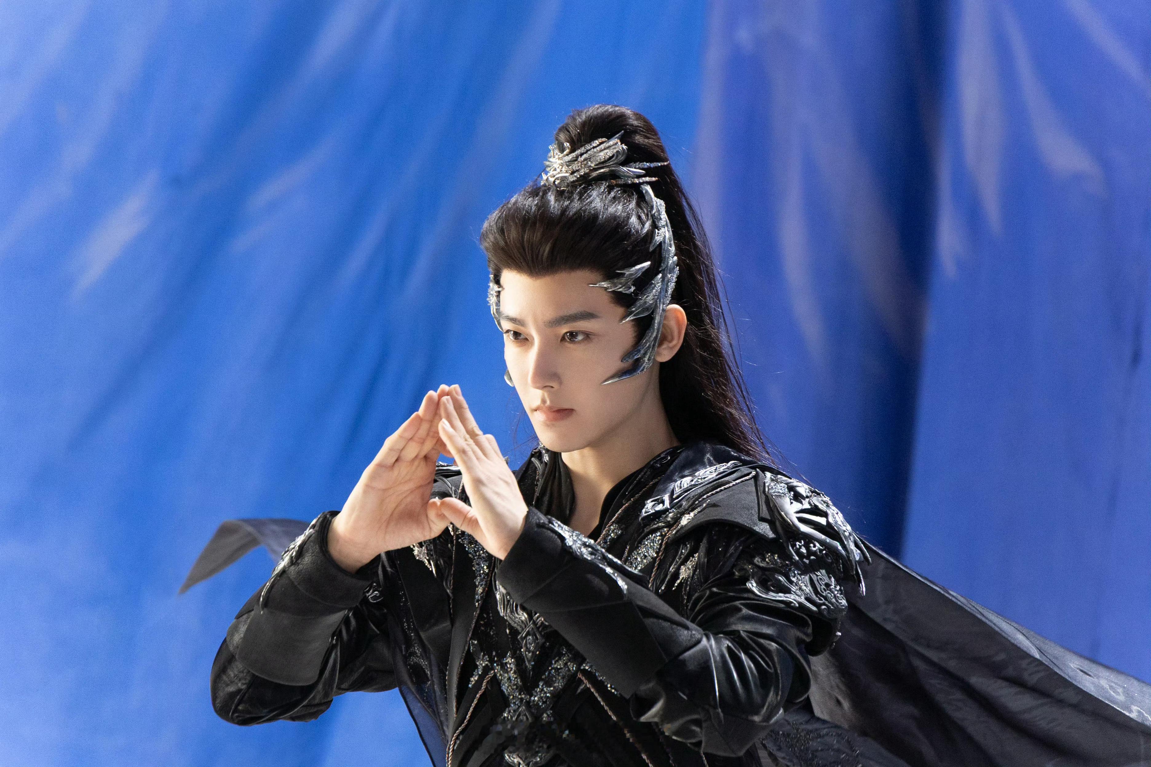 侯明昊你真的会蛊惑人心诶。在入青云里饰演的纪伯宰，好迷人。​​​