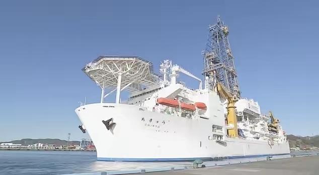 今天（2月2日），日本终于从南鸟岛附近6000米海底打捞出了稀土泥。这一消息