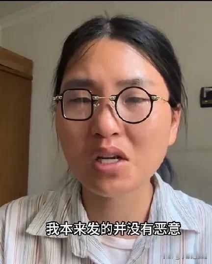 山姆事件中，孩子他妈一边哭一边拍视频道歉。她边哭边说：“对不起啊，宝贝，我不是故