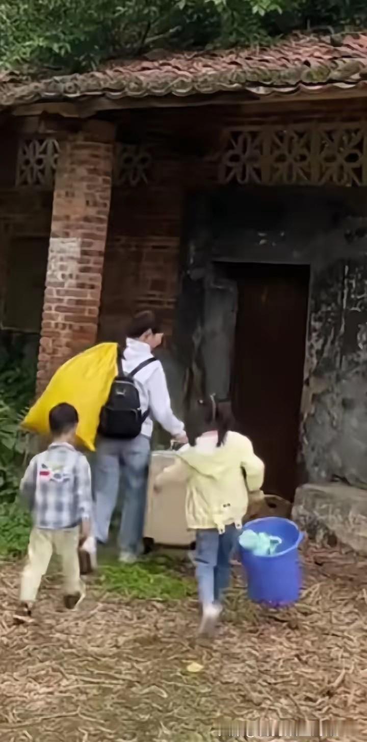 离婚后，女子带着两个孩子回娘家，弟媳冷着脸：