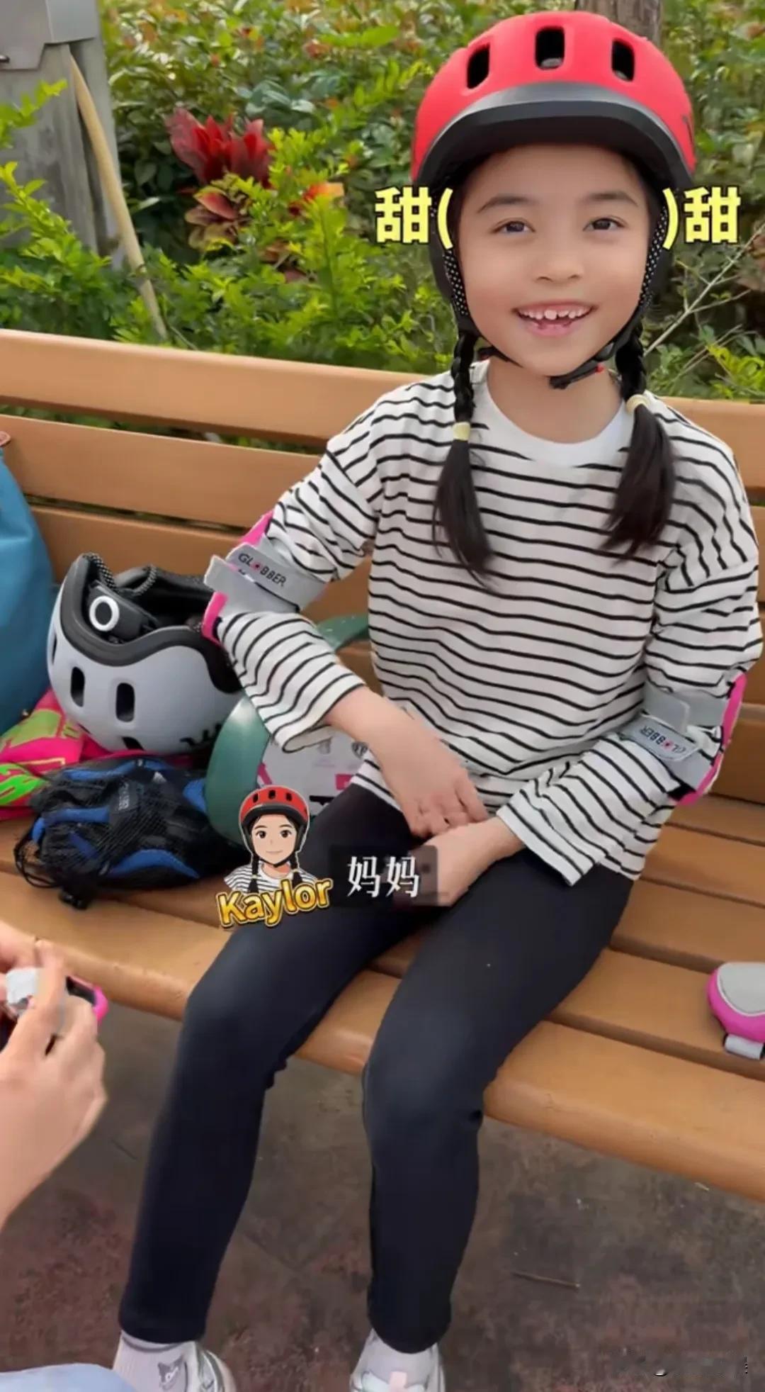 熊黛林和老公郭可颂带着两个双胞胎女儿去学踩单车，感觉她两公婆好同频啊，肉眼可见俩