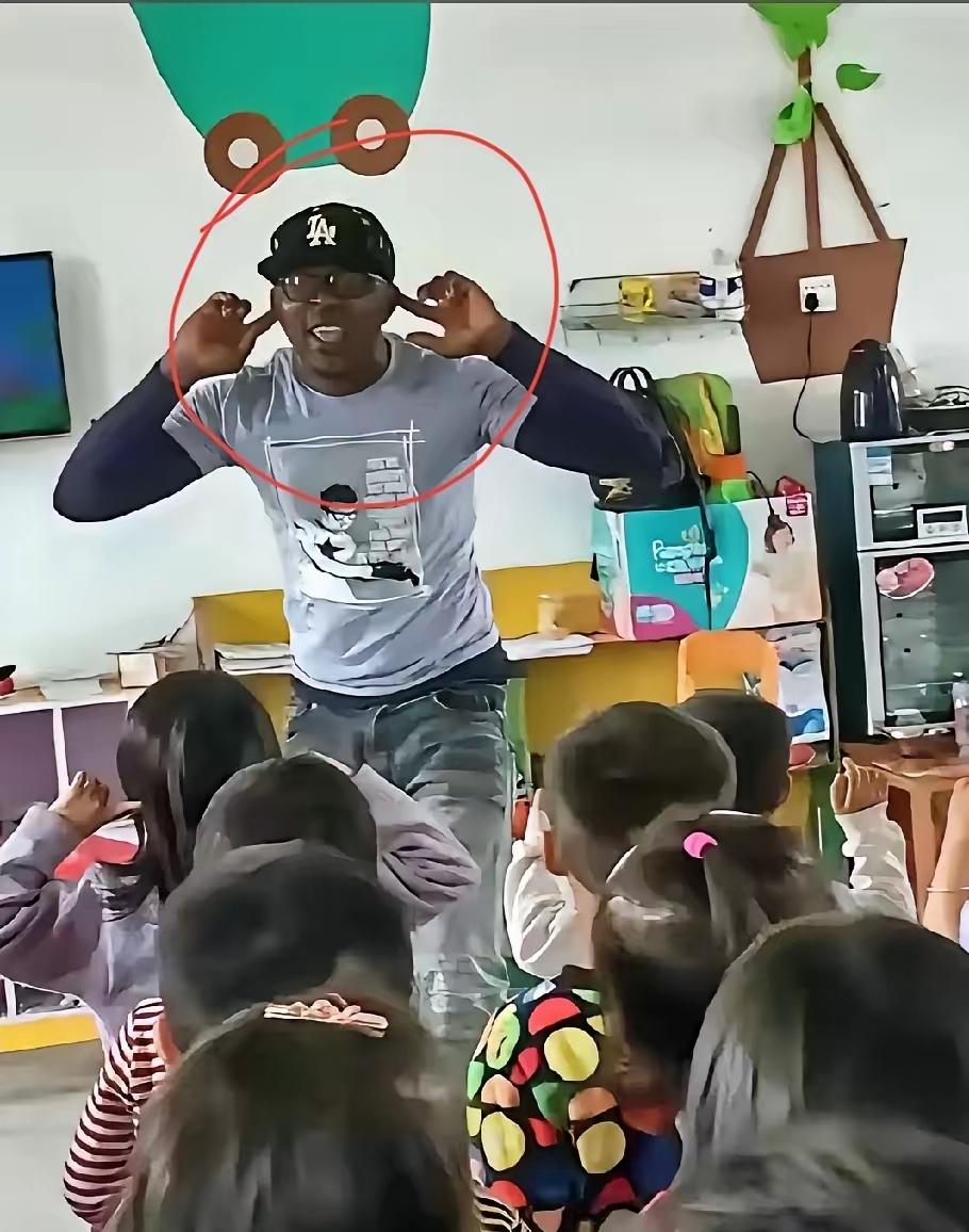 幼儿园来了黑人外教，家长直接退学？这场争论的核心，从来不是肤色歧视，而是父母对孩
