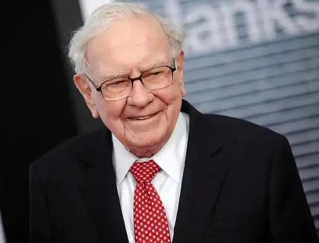 美国彻底慌了？世界亿万富豪巴菲特再次语出惊人：美国过去的成功，很大程度上有中国人