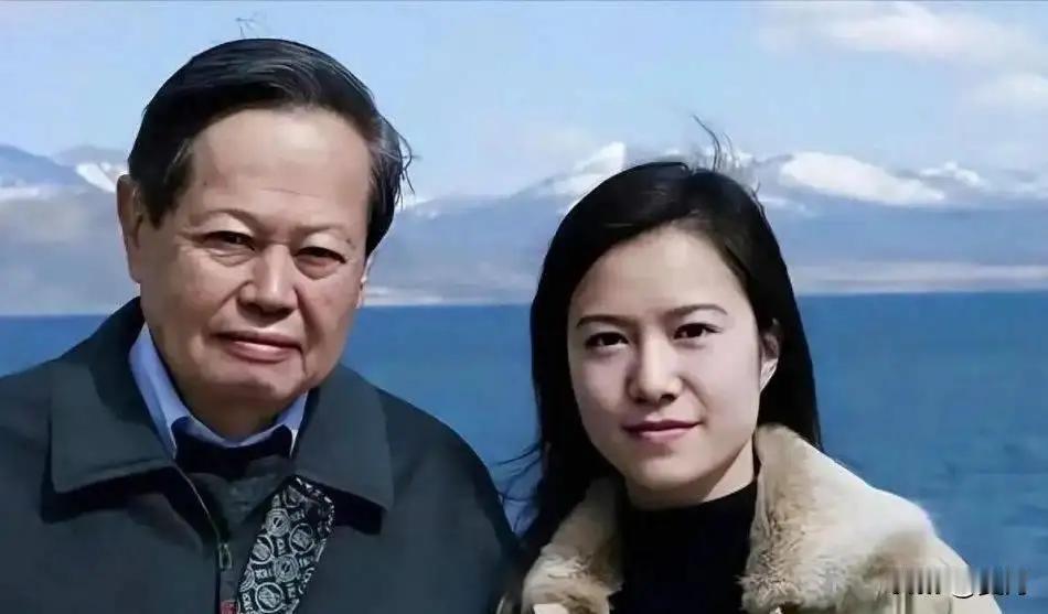 翁帆在给先生杨振宁的悼词中写道:有他多年的陪伴,我何其有幸!翁帆在那短短一句