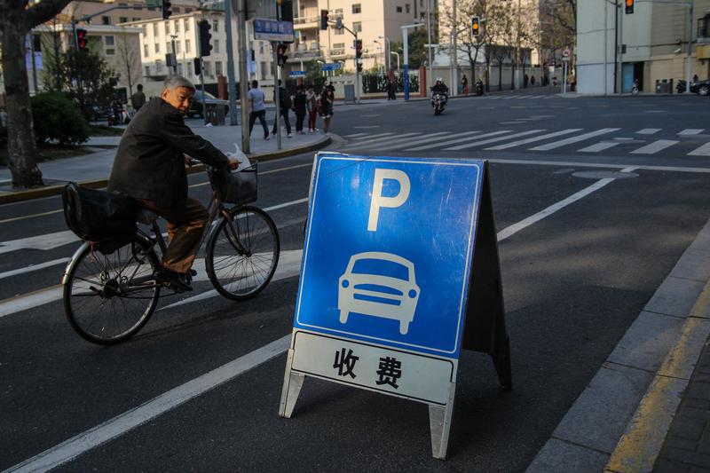 广州停车费贵这事最近闹得沸沸扬扬。主持人在网上吐槽，拿珠江新城举例，商场、写字楼