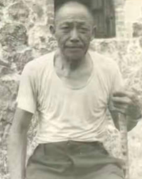 1937年，日本鬼子玷污了郑明德的嫂子，还逼迫郑明德举着蜡烛照明并拿刺刀逼他睁眼