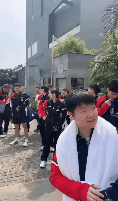 孙颖莎在印度街头等车的画面太真实了！镜头里满街摩托车突突乱窜，咖喱味仿佛能透过屏