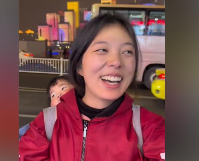 眼泪止不住了！儿子心脏病，爸爸投河自尽，妈妈独自拉扯俩娃，却每天笑哈哈！不料，一