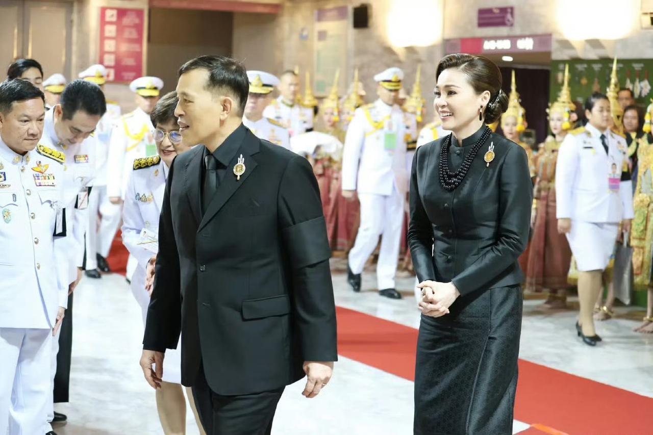 泰国文化表演现场，没有华服珠宝，没有肃穆神情……这场国丧期的特殊亮相，背后深