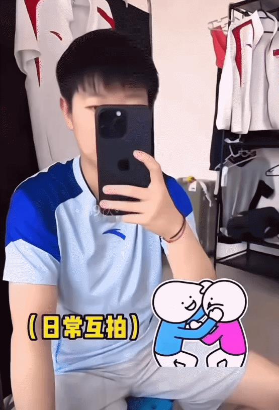 莎宝这是在拍谁呀，后面的衣服特大件，一看就是男生宿舍，这应该是巴黎时候拍的照片吧