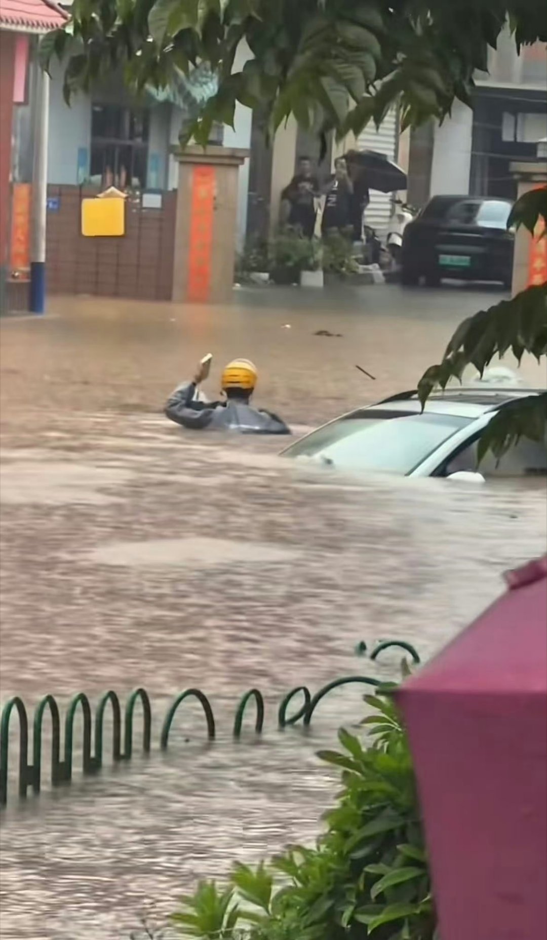 白海豚洗衣凝珠视角台风“白海豚”猛烈袭击下，网上却把一个无奈的现实玩成了新梗—