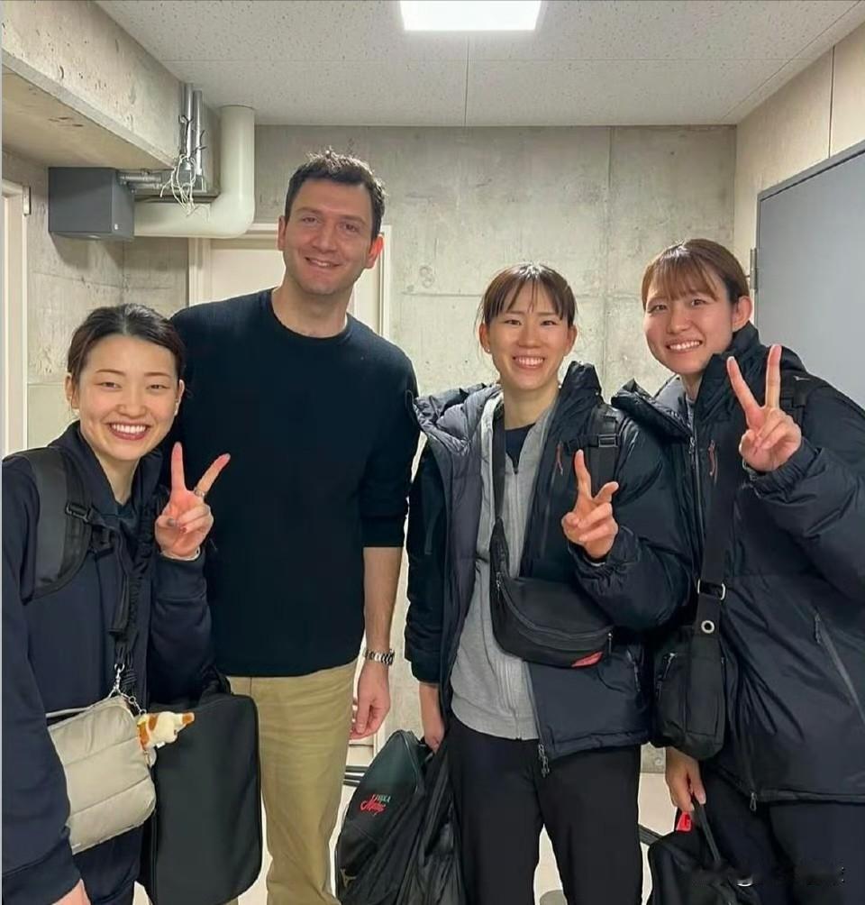 日本女排主教练土耳其人费尔哈特.阿克巴斯，已经开始为国家队的新赛季开始着手准备了