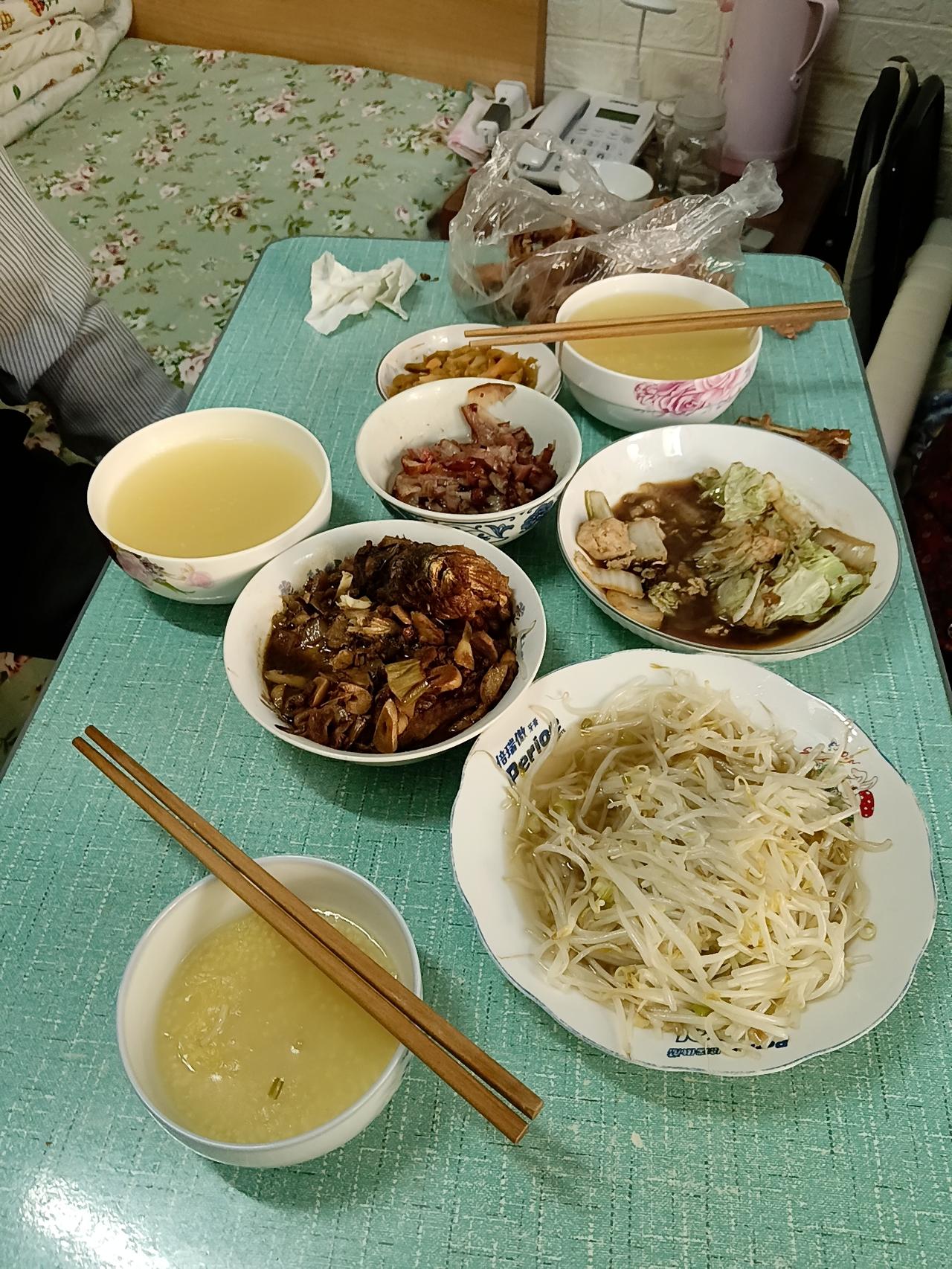 又该回北京照顾87岁的老爸老妈了，刚进家门没多久，大姐和外甥女也过来了。外甥女是