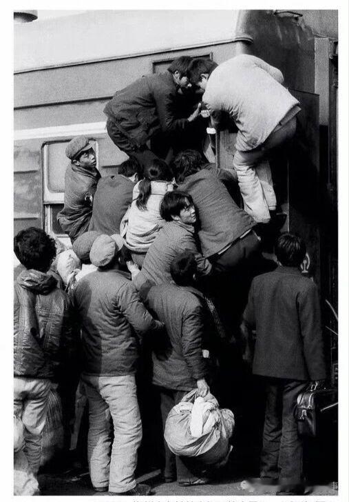 这张照片拍摄于1988年的春运，上个世纪八九十年代，中国的经济蓬勃发展，作为人口