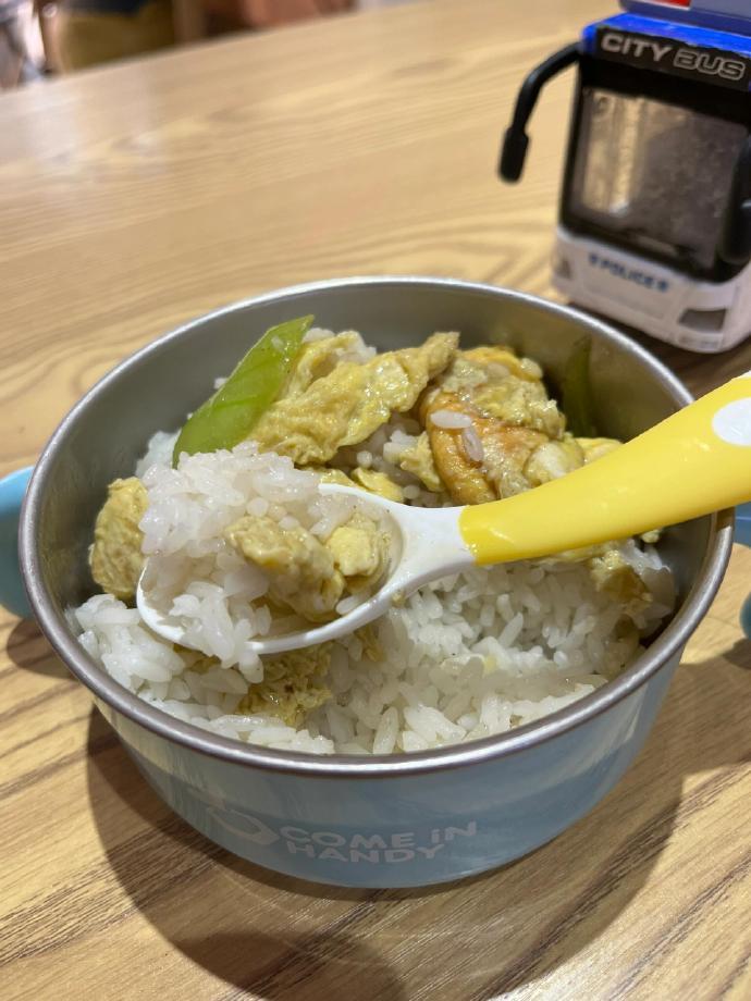 炒了几个菜，孩子一个也不吃