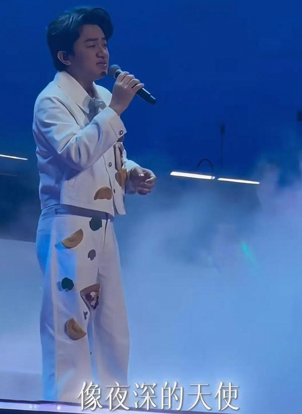王祖蓝演唱会尴尬收场，家人支持成温情亮点，女儿酷似爸爸