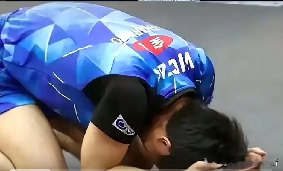 张本智和憋屈死了。手握四个赛点没顶住。看见大布赢球后，像个孙悟空刚出世一般疯狂庆