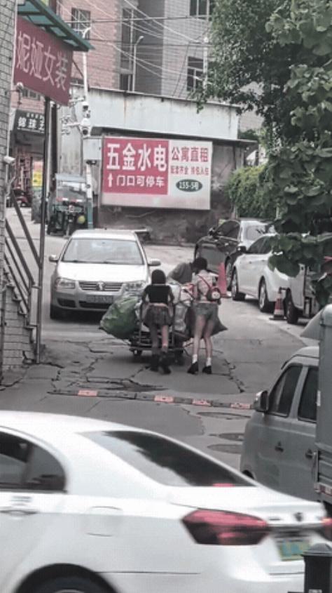 谁看了不暖心？厦门一位大爷拉废品上坡，拼尽全力仍难前行，车子随时可能滑下，危急时