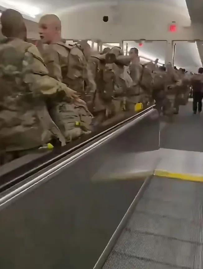 今天，数百名美军士兵出现在阿联酋迪拜国际机场。很明显，这些美军士兵不是准备参战，