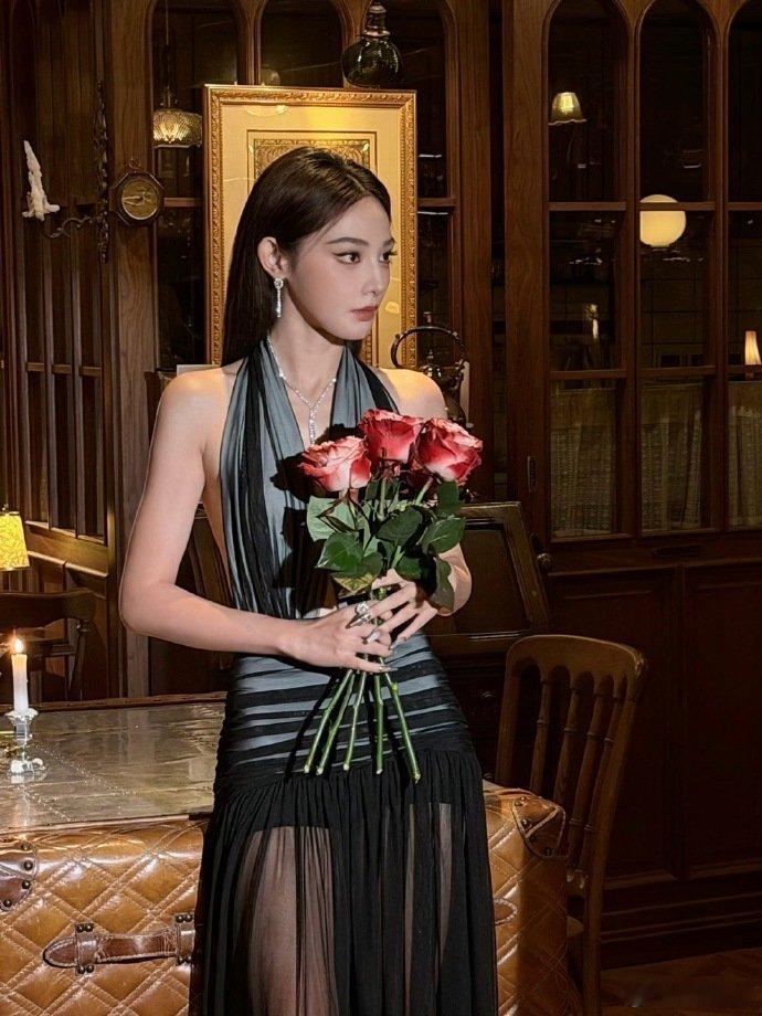 彭小苒把深V缝起来了谁能想到彭小苒会把深V缝起来，深V秒变小v的既视感真的太有