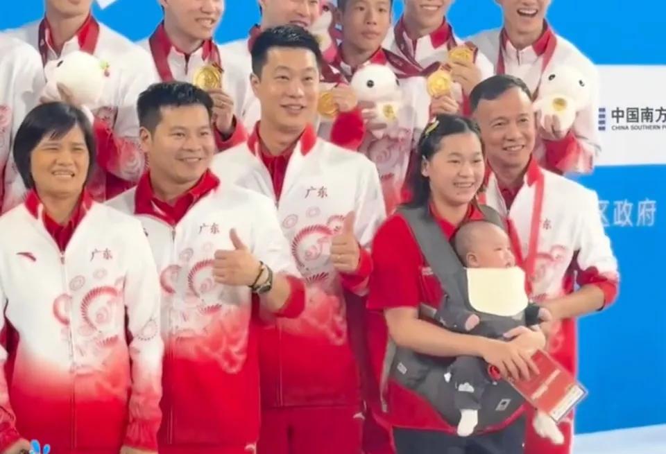 全红婵又火啦！11月2日她刚助力广东女团夺冠24小时不到就变身“全姨”在男