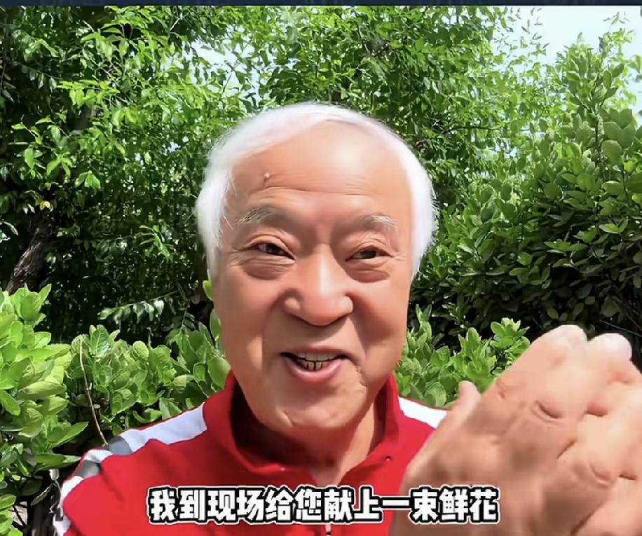 牛群老师竟然比他的老搭档冯巩老师大8岁。我原以为两人年龄相差不大呢！牛群老师是1