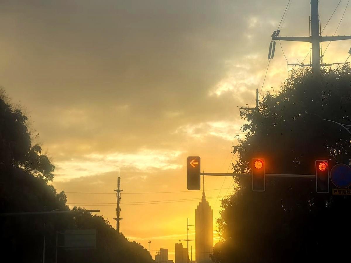 2025年11月11日北京一位网友发帖吐槽说对门新装的摄像头正对自家大门和客厅窗