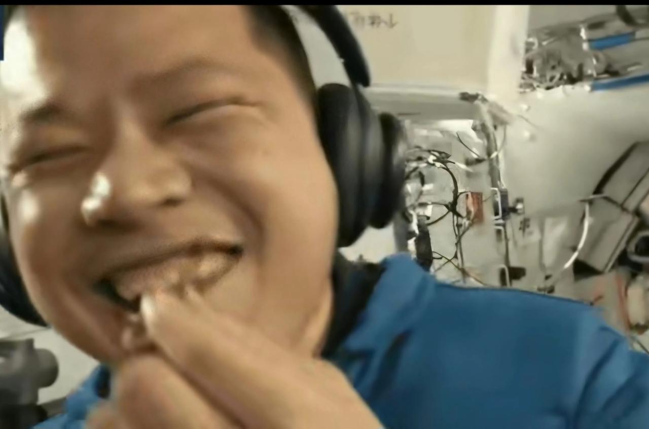 美俄上太空几十年，汉堡包都没吃上，中国竟然实现了烤翅自由，属实馋哭了隔壁空间站，