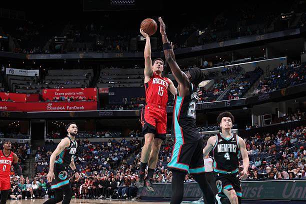 谢泼德进入先发已经5场比赛了，实际上表现超出预期的，也就是对热火那场比赛。其他4