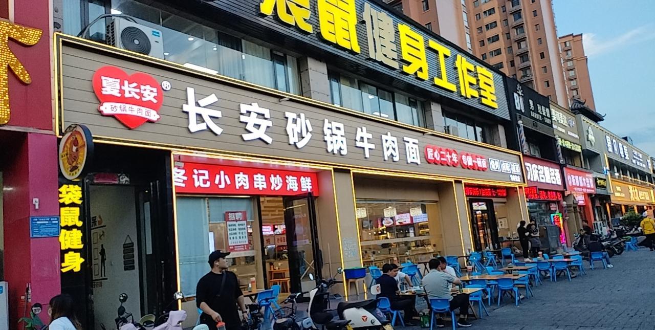 岳云鹏成都演唱会大获成功，现场人山人海。有人质疑岳云鹏没有开演唱会的实力，可他不