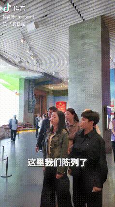 “感人至深！”5月10日，人民日报转发了一条视频，画面里三位中年女性站在三尊青铜