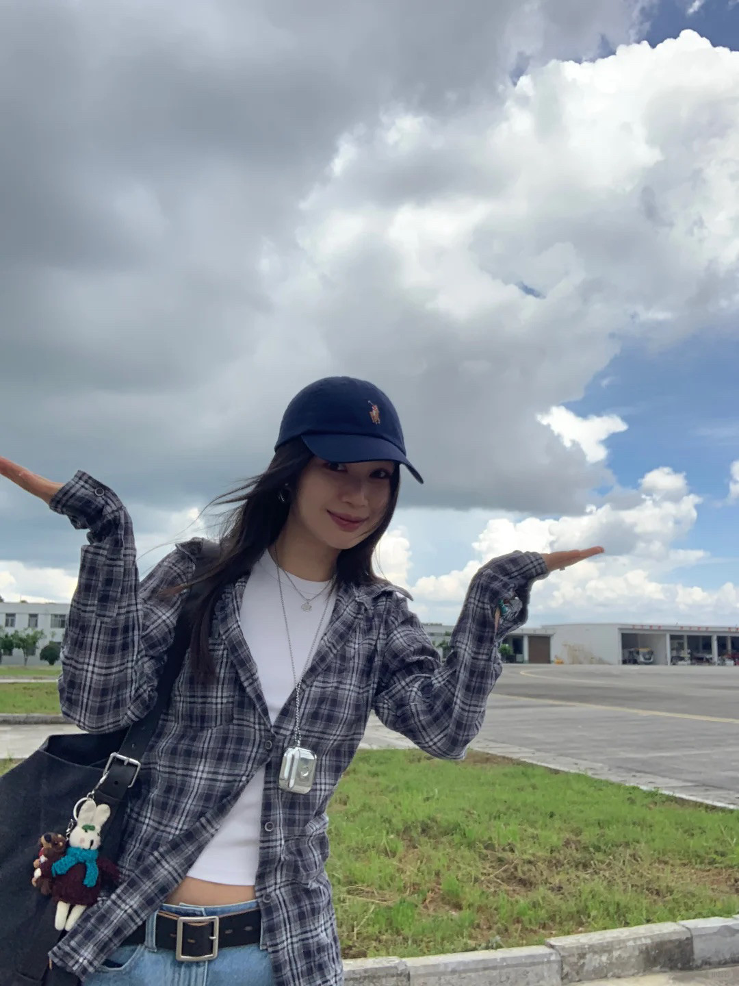 格子衬衫配牛仔裤百看不厌呀！经典的黑白格子衬衫，可以搭配白色T恤和牛仔裤，简单休闲又减龄。日常出街，