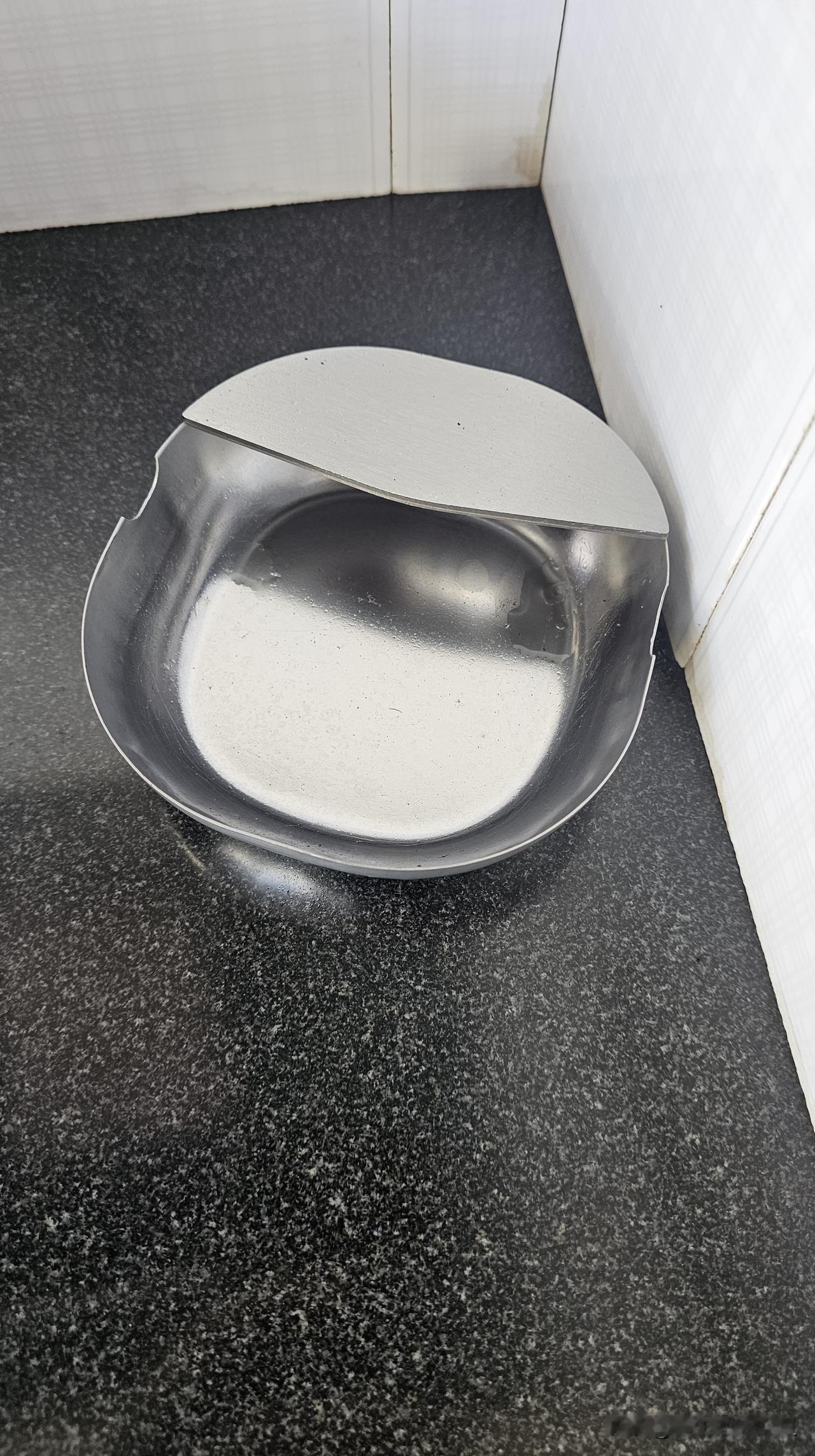 最近我发现了一个奇怪的现象，我的好几家客户，煤气灶旁边都添加了这个东西。这