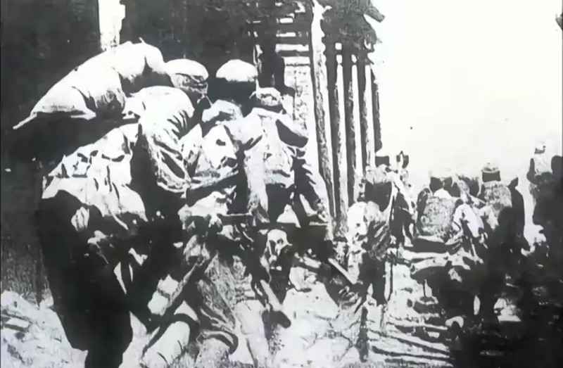 1938年初春，60万中国军人顶在徐州前线，硬扛24万日军的钢铁洪流。就在这惨烈