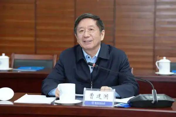 院士落马！曹建国从科技泰斗到阶下囚，揭开政商旋转门的隐秘黑洞科技殿堂的光环骤