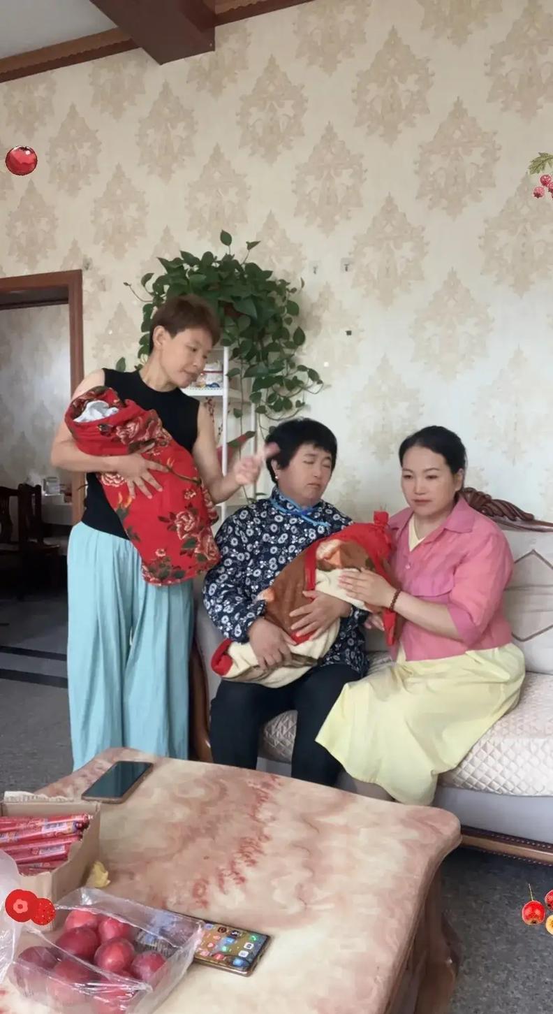 生大女儿时，我妈给了我2千，我婆婆日夜陪伴，伺候了我一个月，我生二女儿时，我妈给