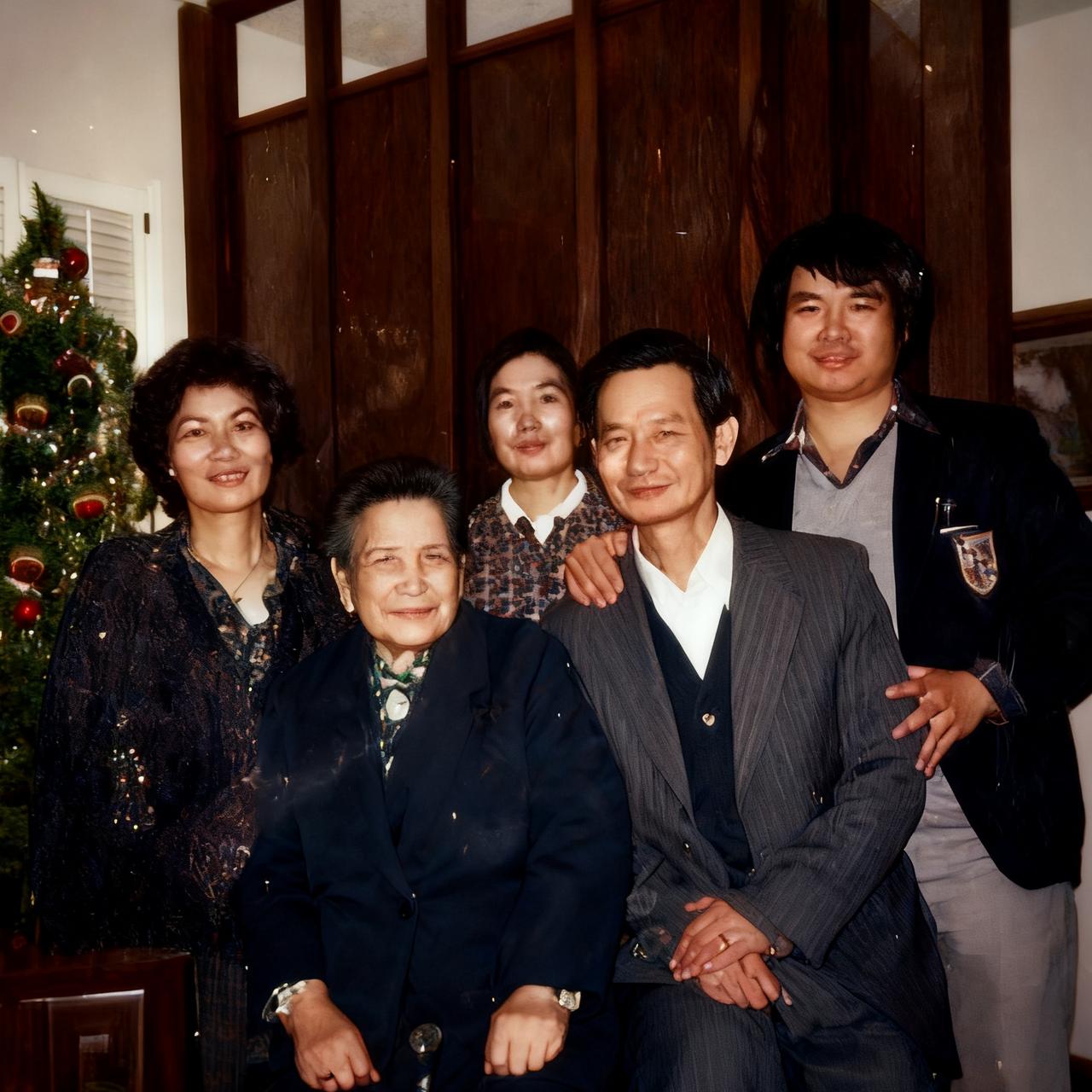 1982年，“潜伏将军”吴石家人分离三十三年后，在美国洛杉矶相聚，一张珍贵的合影