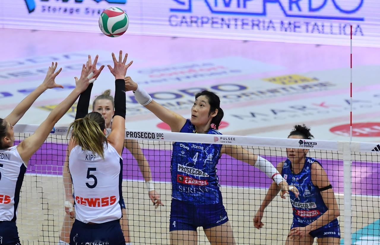 北京时间1月18日凌晨，意甲女排联赛，科内3-0横扫贝加莫，继续领跑积分榜。朱